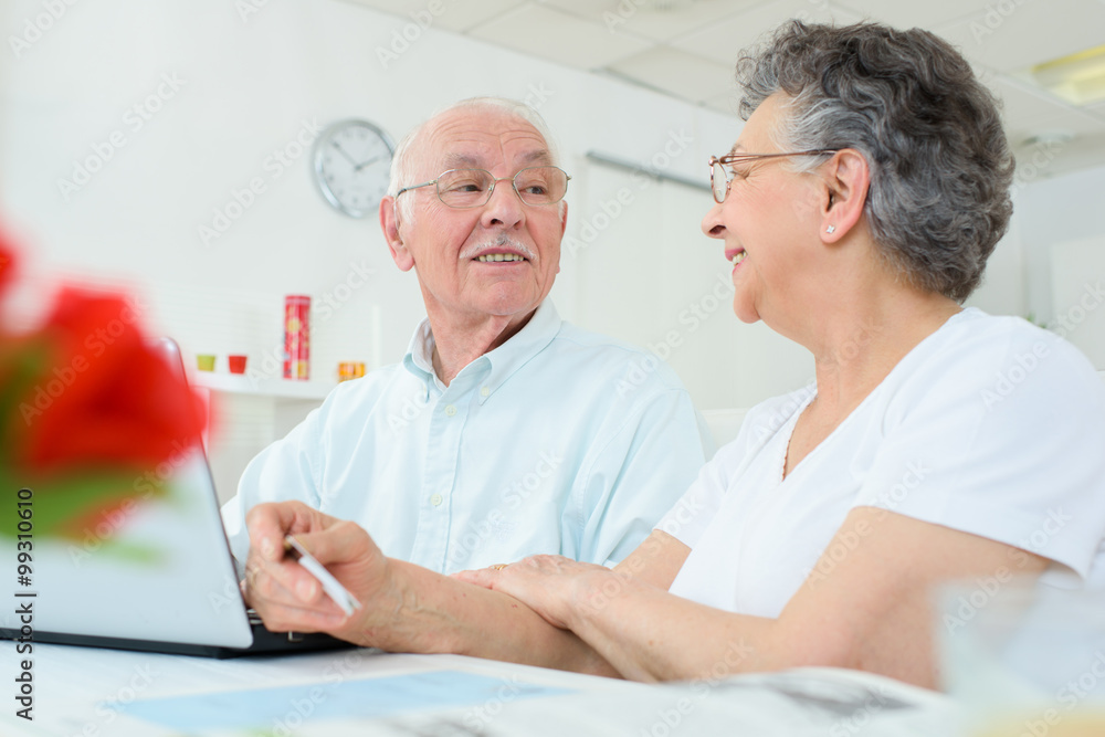 Obraz premium elderly couple having a conversation