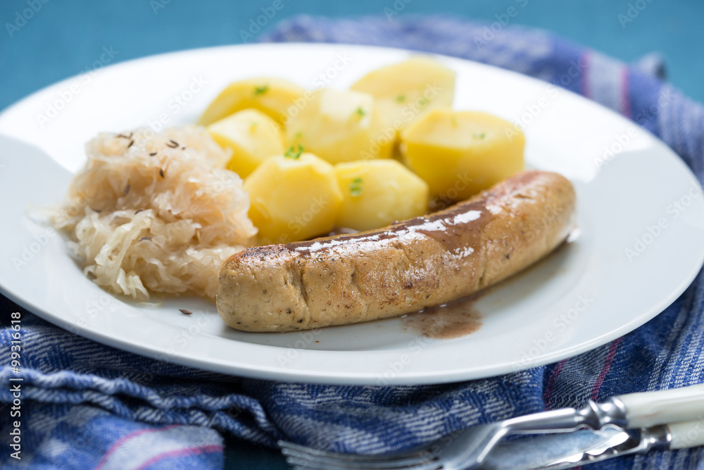 Vegane Bratwurst mit Kartoffeln und Sauerkraut Stock-Foto | Adobe Stock Vegane Bratwurst mit Kartoffeln und Sauerkraut Stock-Foto | Adobe Stock