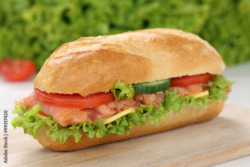 Sandwich Baguette belegt mit Lachs Fisch Sandwich Baguette belegt mit Lachs Fisch