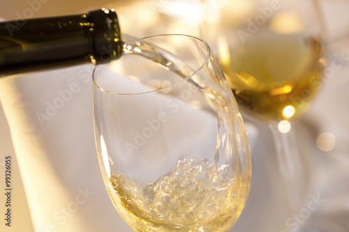 Weißwein einschenken Weinglas Weingläser