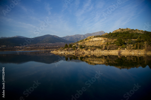 paisaje montañas 02 / paisaje con montañas en el fondo y montaña en segundo plano. Logo en primer plano reflejando las montañas y el cielo