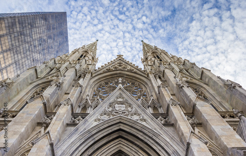 Obraz na płótnie Front of St. Patricks Cathedral and a skyscraper in New York w salonie