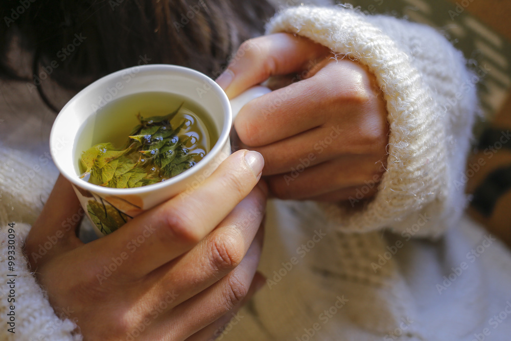 Ταπετσαρία Sage tea with woman hand