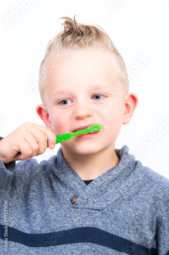 kleiner junge putzt sich die zähne