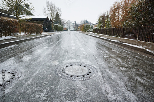 Spiegelglatte Straße