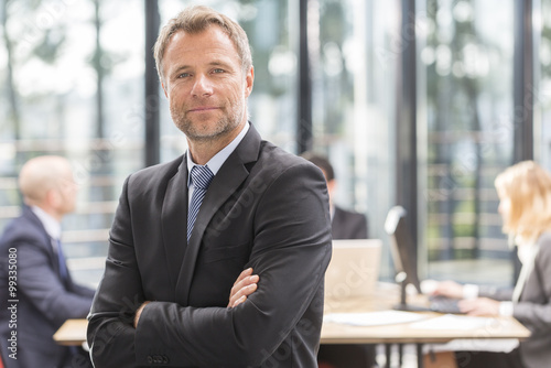 Obraz na płótnie manager at the office with a group behind him