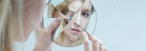 Fotografia Sick woman and a mirror