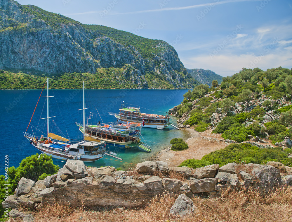 Obraz premium view of three tourist boats at island from medieval wall ruins