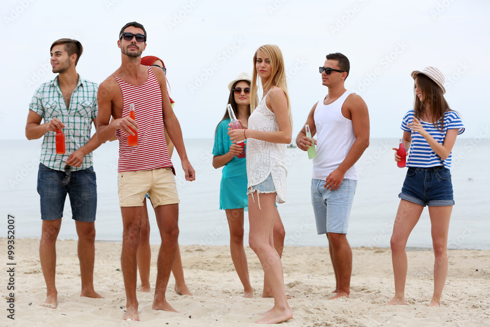 Obraz premium Beautiful young people having fun on beach