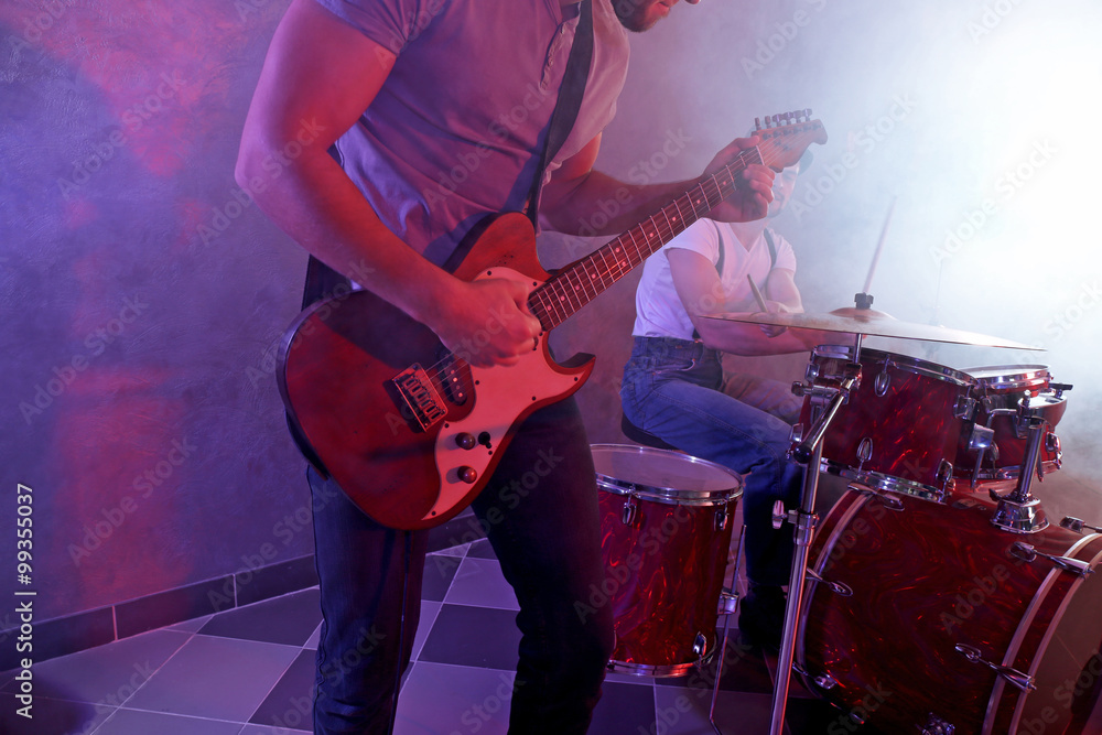 Obraz premium Musicians playing musical instruments in a studio