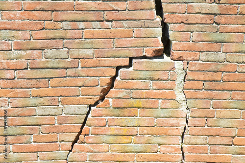 Valokuva Deep crack in old brick wall - concept image