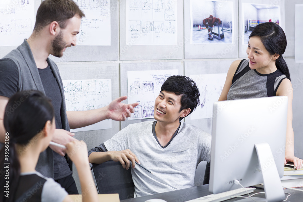 Obraz premium Young adults discussing in office