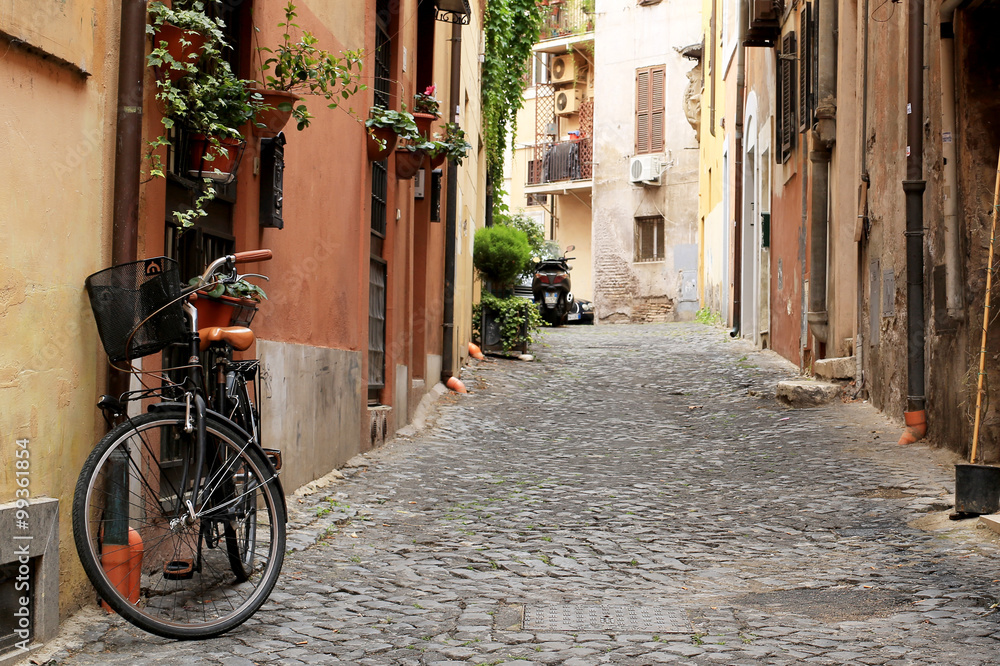 Fototapeta Włochy, ulica z rowerem i kwiatami w Rzymie