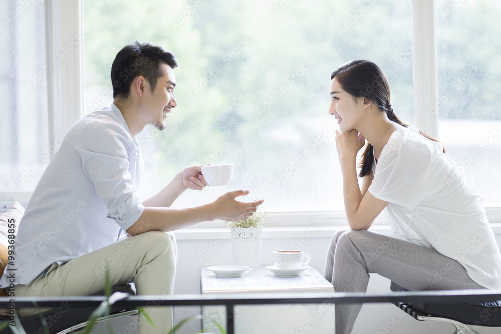 Obraz premium Happy young couple drinking coffee in coffee shop