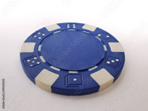 Einzelner blauer Pokerchip photo