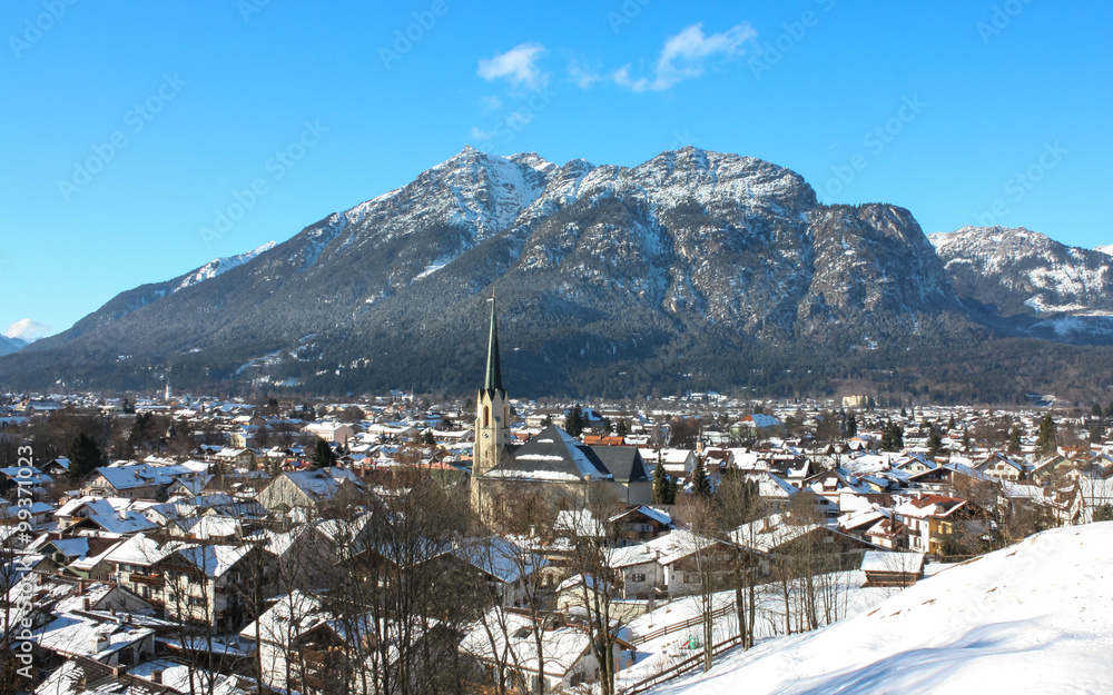 Garmisch-Partenkirchen – Partenkirchener Ortsansicht im Winter
