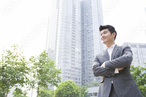 Schilderij op canvas Young businessman looking at view