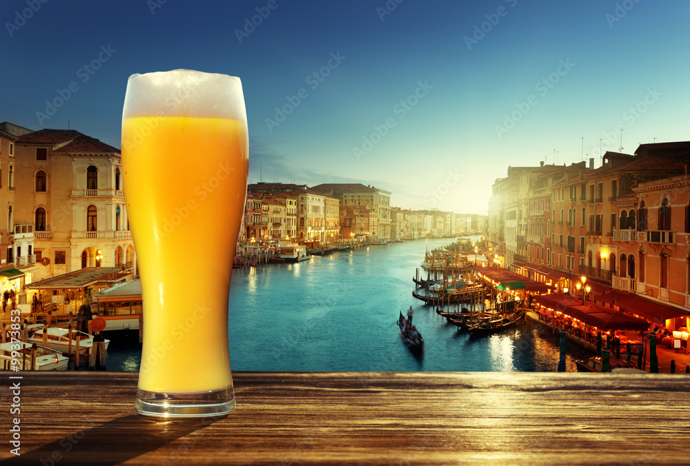 Fototapeta premium fresh unfiltered beer in Venice, Italy