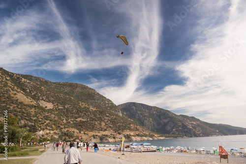 Paralotnie nad laguną w Oludeniz, Turcja