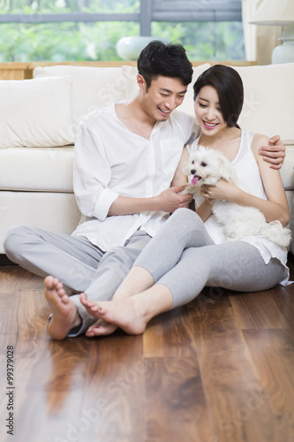 Cheerful young couple and a cute dog © Blue Jean Images