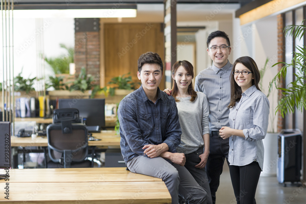 Obraz premium IT workers standing in office