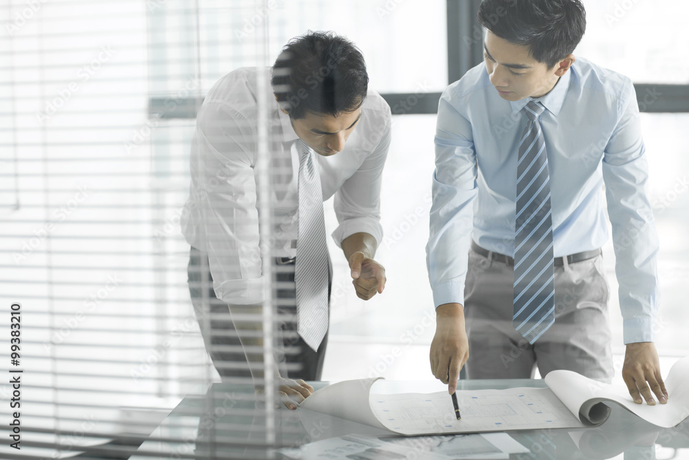 Obraz premium Young businessmen talking in office