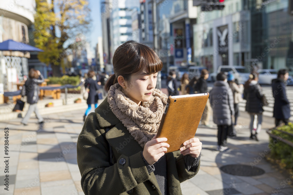 タブレットを見つめる女性 東京原宿表参道 タブレットを見つめる女性 東京原宿表参道