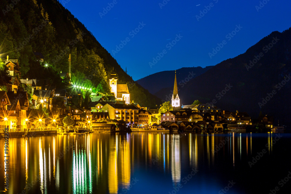 Fototapeta premium Hallstatt village at dusk
