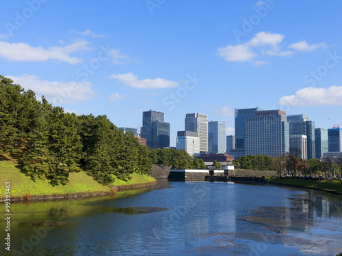 東京都市風景　皇居桜田門と丸ノ内高層ビル群