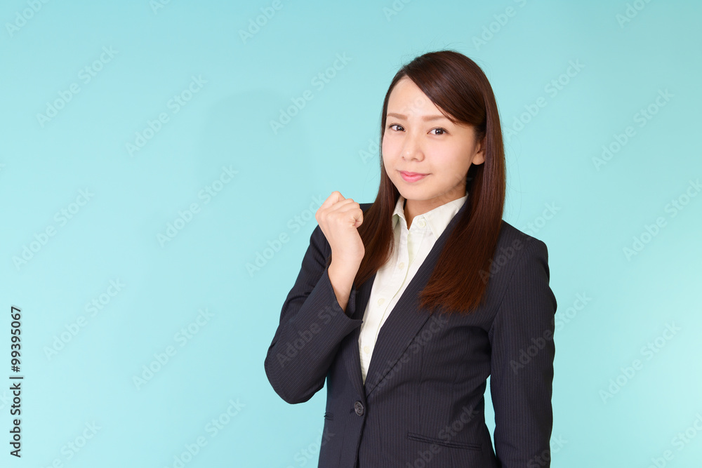 ガッツポーズの女性