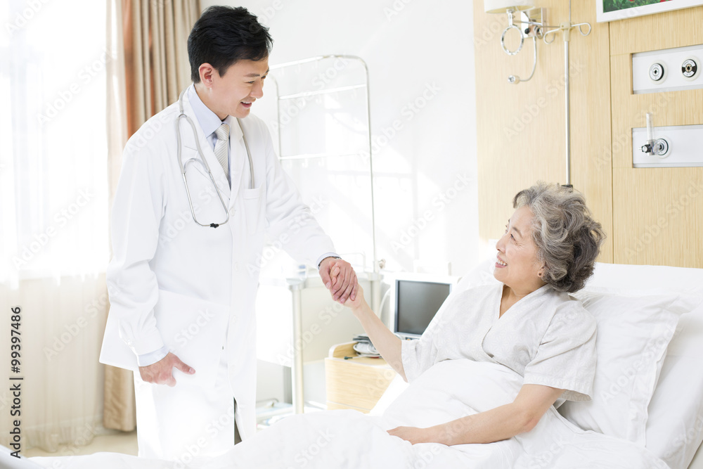 Obraz premium Doctor with patient in hospital