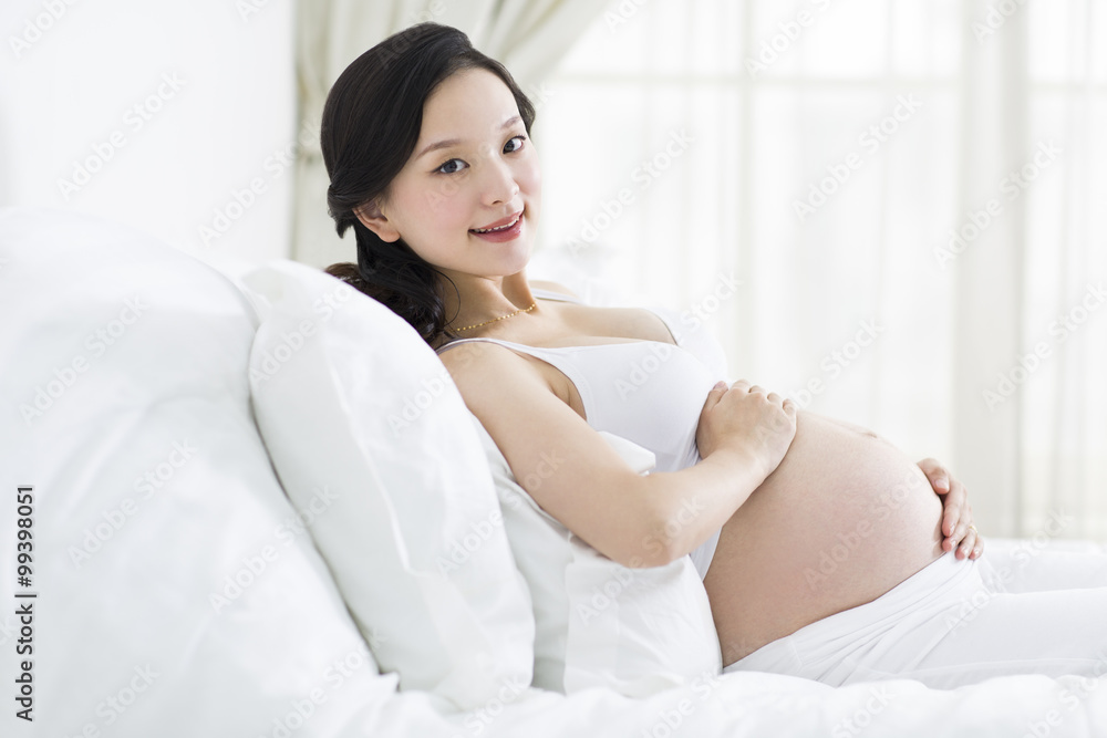 Obraz premium Pregnant woman resting in bed