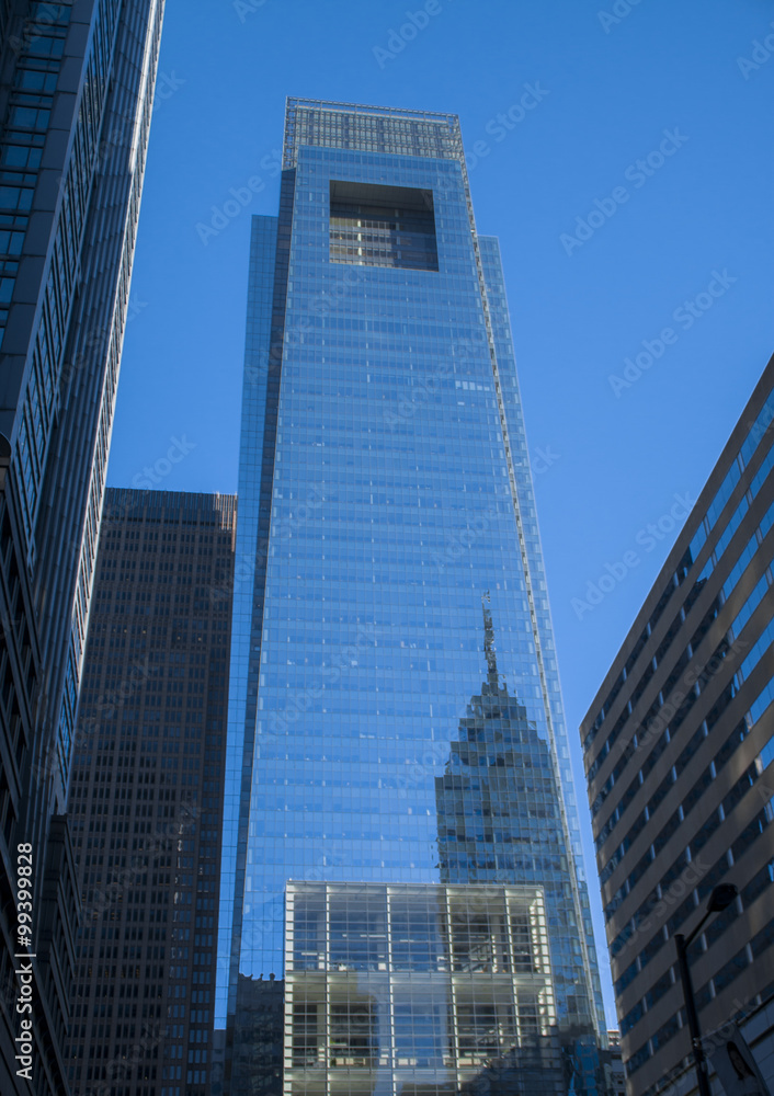 Naklejka premium Bottom view of a skyscraper in philadelphia