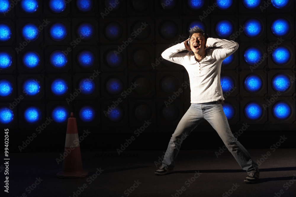 Obraz premium Young Man Performing On Illuminated Stage