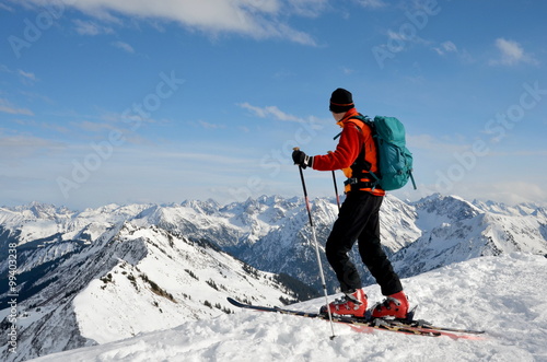 Skitour am Gipfel mit Aussicht auf Alpen