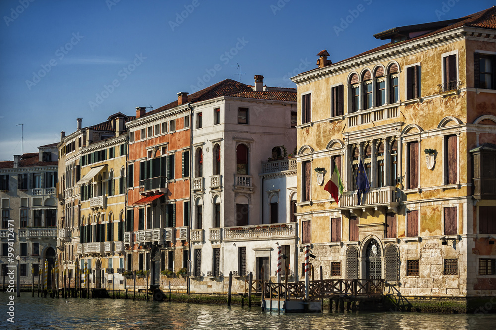 Canale Grande mit historischen Hausfassaden, Venedig