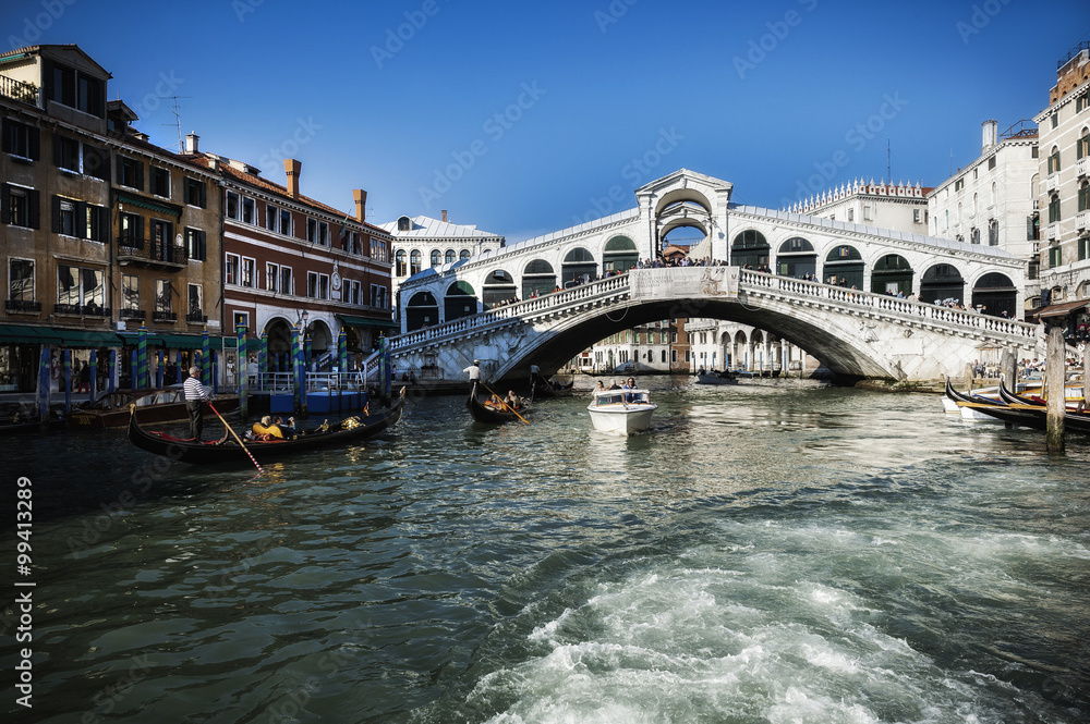Canale Grande mit Rialto-Brücke in Venedig, Italien