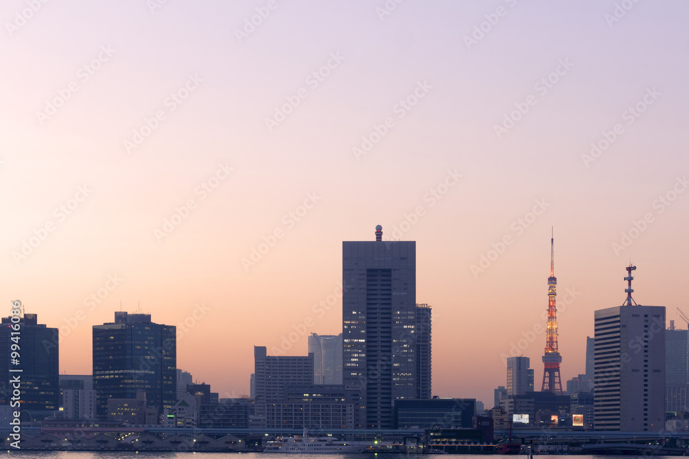 晴海埠頭から望む　東京タワーと摩天楼の町並み　マジックアワー　夕景