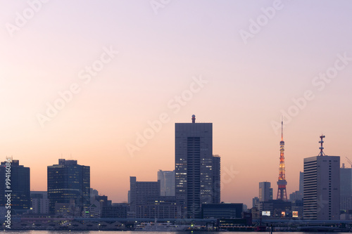 晴海埠頭から望む　東京タワーと摩天楼の町並み　マジックアワー　夕景 © oka