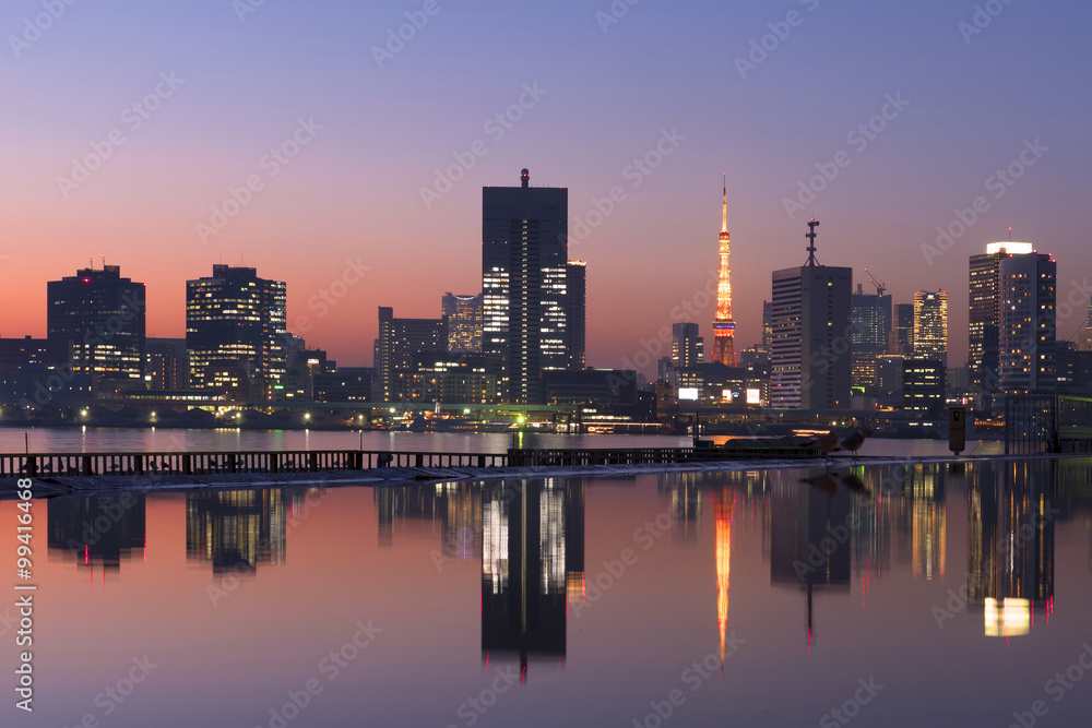 晴海埠頭から望む　東京タワーと摩天楼の町並み　マジックアワー　夕景