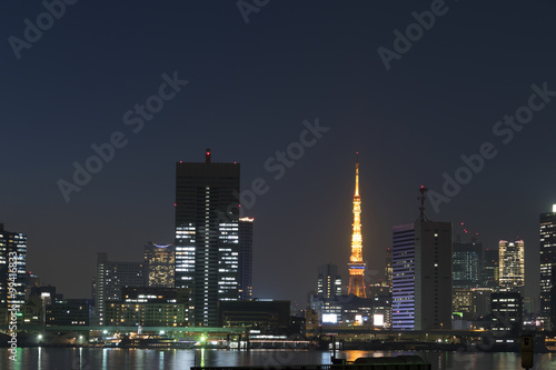 晴海埠頭から望む 東京タワーと摩天楼の町並み 夜景