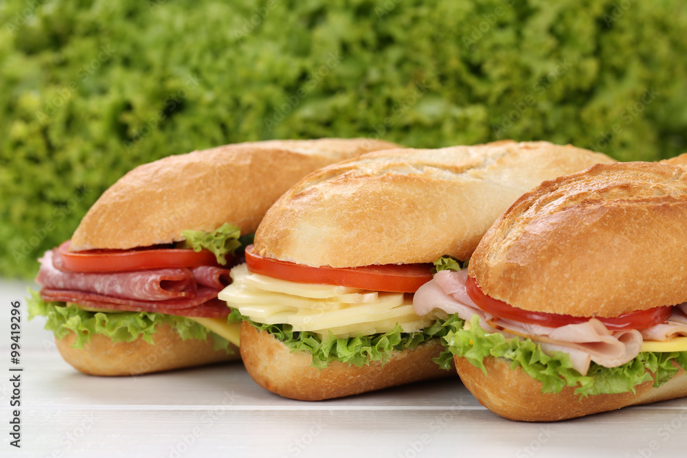 Belegte Sandwiches Baguettes mit Schinken, Salami und Käse Stock-Foto ...