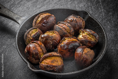 焼き栗と鉄鍋 charcoal fire roast chestnut and iron pan