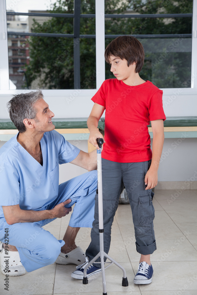 Fototapeta premium Male therapist with boy in rehab