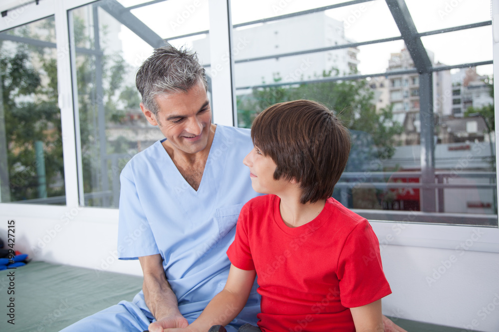 Fototapeta premium Male therapist with boy in rehab