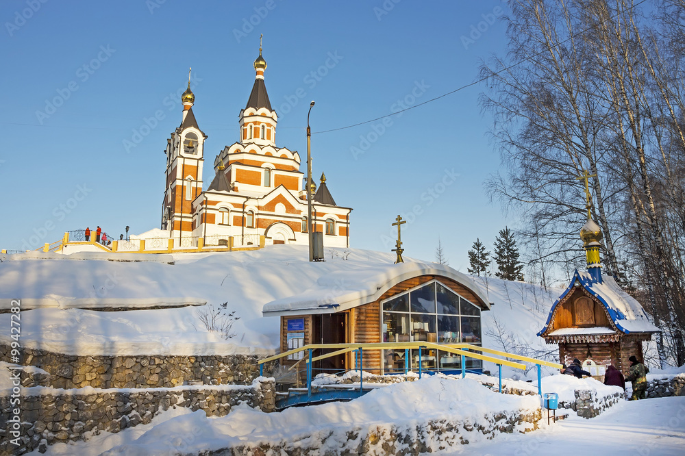 Obraz premium Природный родник пресной питьевой воды, святой источник, место паломничества православных сибиряков. Россия, Сибирь, Новосибирская область, Искитимский район, посёлок Ложок - январь 6, 2016