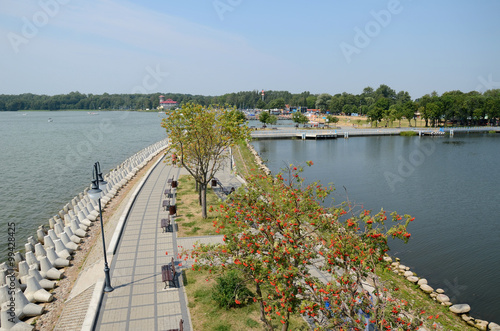 Obraz na płótnie The shore of Lake Niegocin in Gizycko (Poland) w salonie