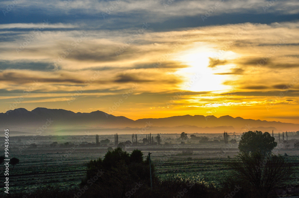 Sonnenaufgang über den Swartbergen bei Oudtshoorn; Südafrika