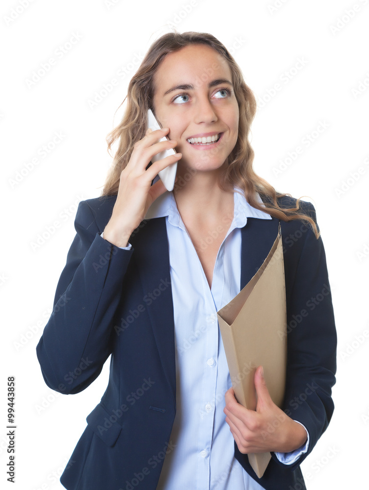 Geschäftsfrau mit blauen Augen und Akte telefoniert