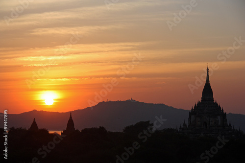 Birmanie, coucher de soleil sur les pagodes de Pagan